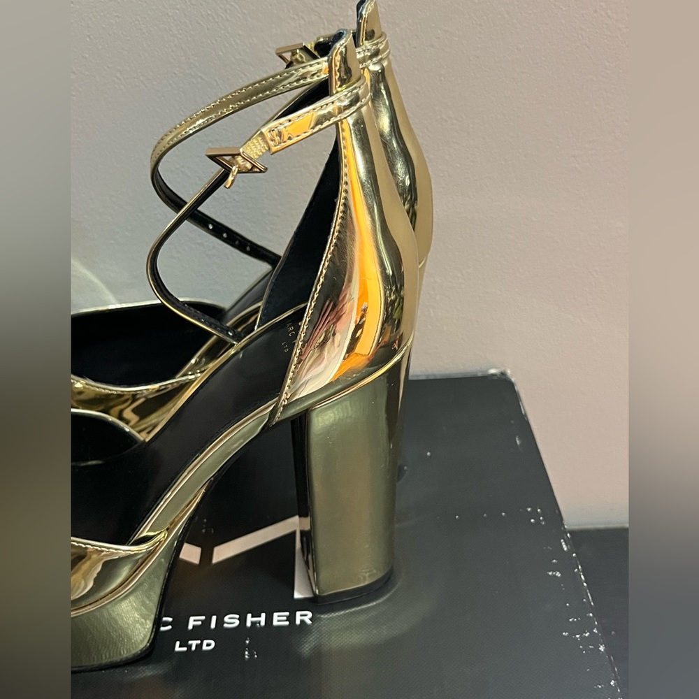New in Box Marc Fisher Women’s Shiny Gold Platform Heels Size 7. - Picture 5 of 9